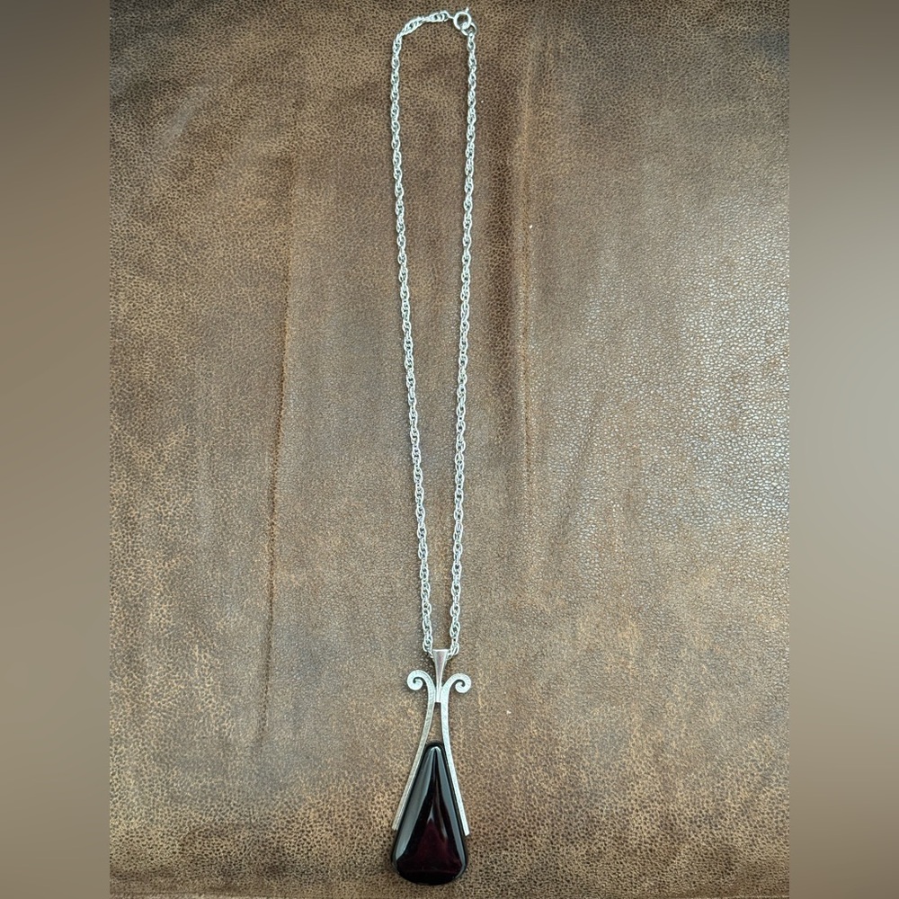 🦅Vintage Avon Necklace Black Lucite Teardrop Pendant Silver Tone Chain.
